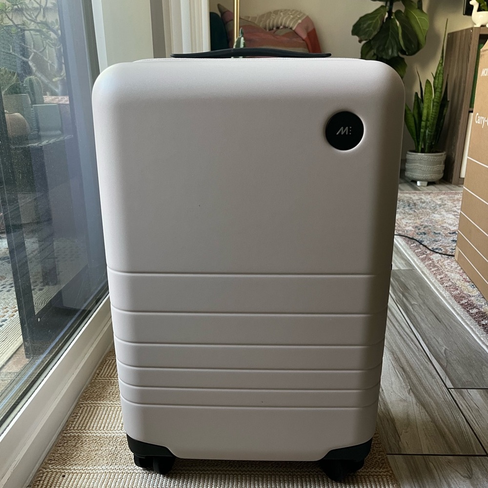 New Monos Carry On